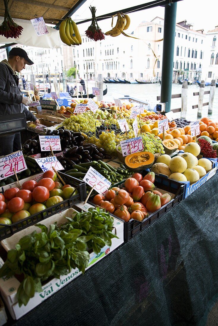 Frisches Gemüse und Obst auf einem Markt in Venedig