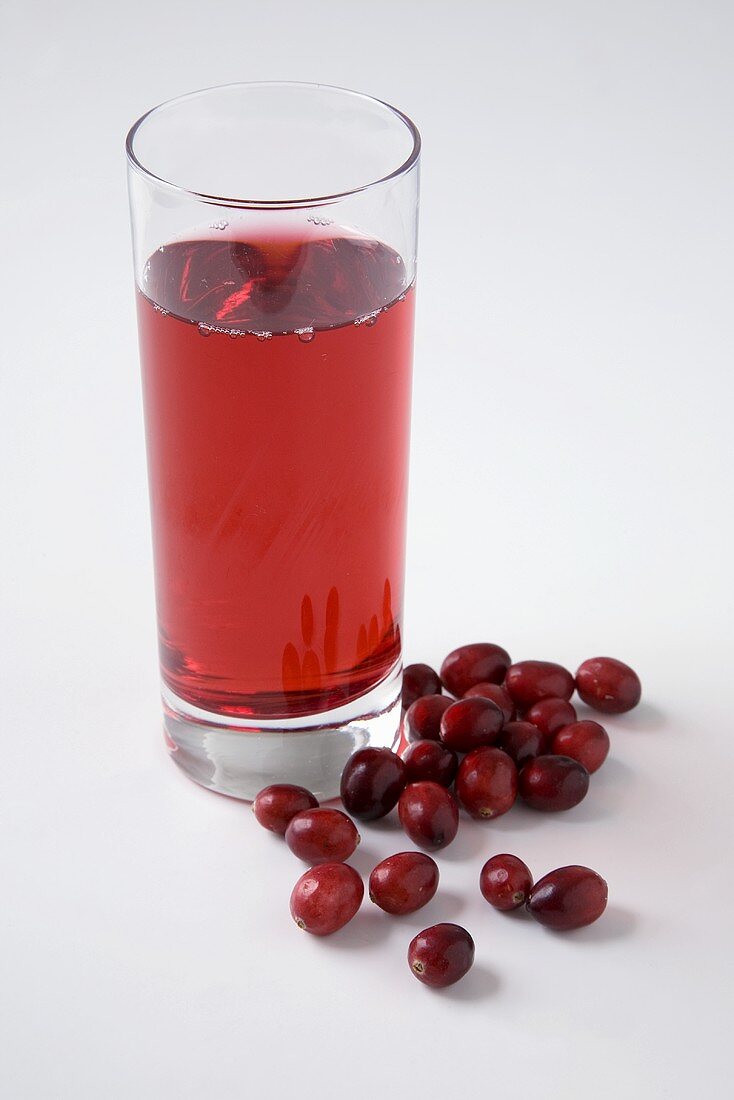 Ein Glas Cranberry-Saft und frische Cranberries
