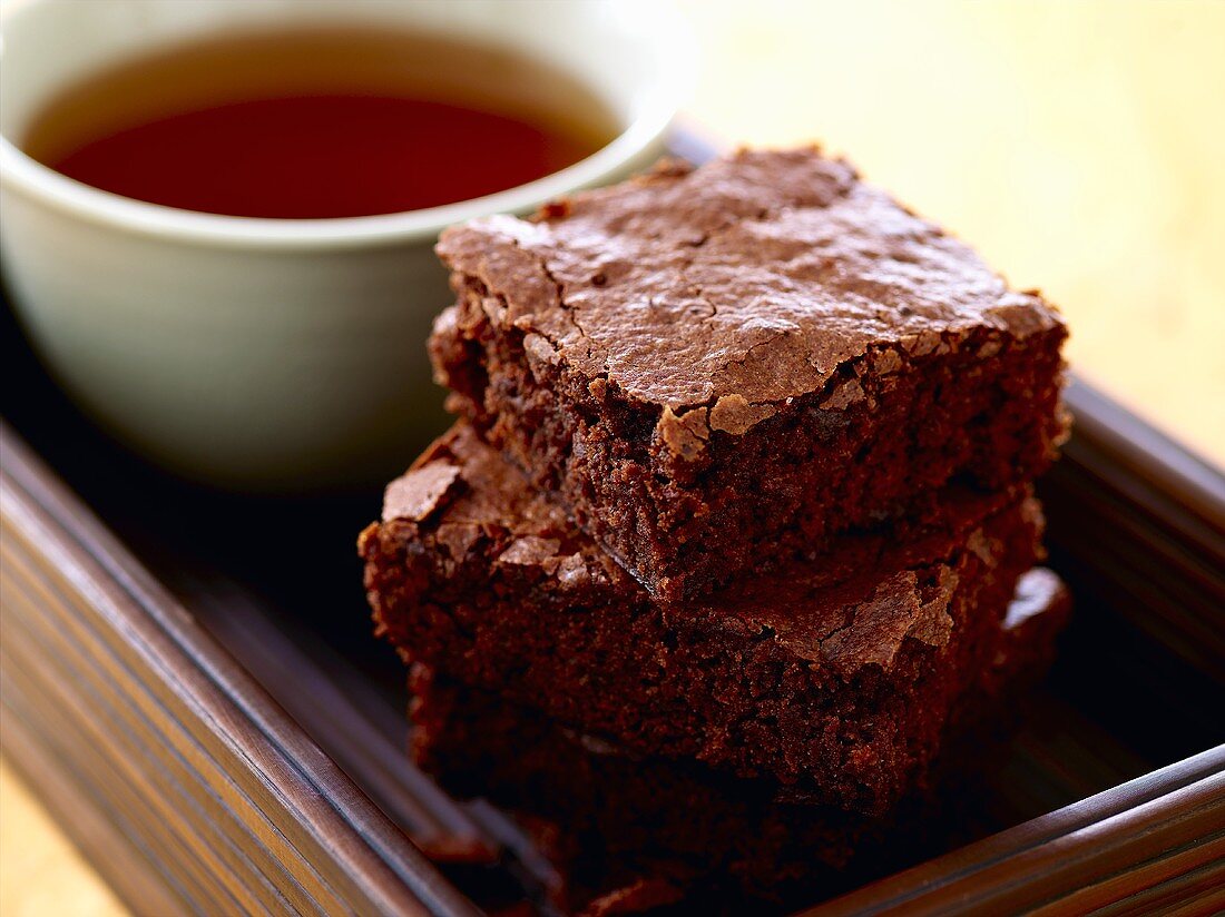 Zwei Brownies und eine Tasse Tee