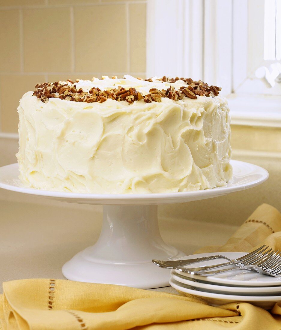 Ganze Möhrentorte mit Frischkäsecreme auf Tortenständer