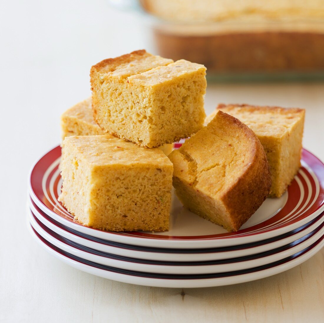 In Würfel geschnittener Rührkuchen aus der Auflaufform