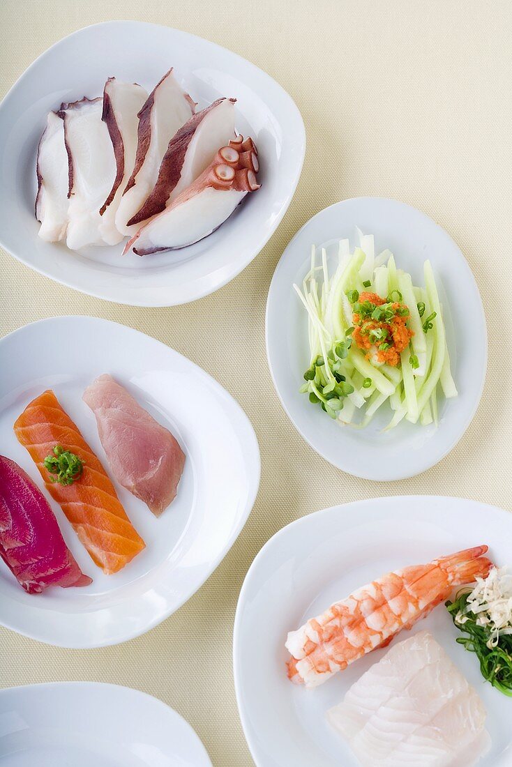 Oktopus, Sashimi und Gurkenstreifen (Japan)