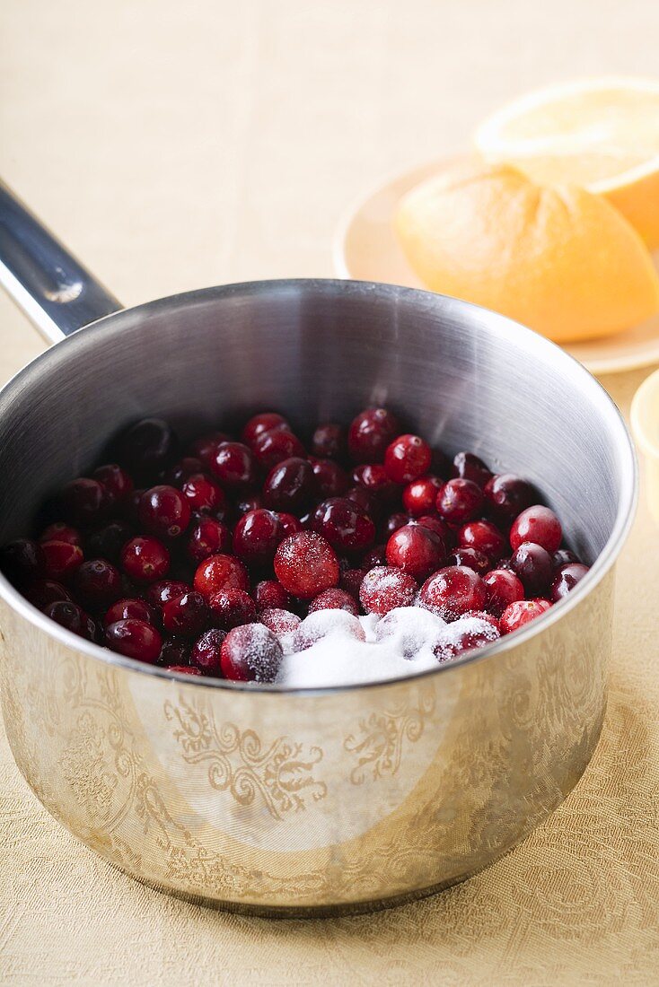 Bio-Cranberries mit Zucker in einem Topf