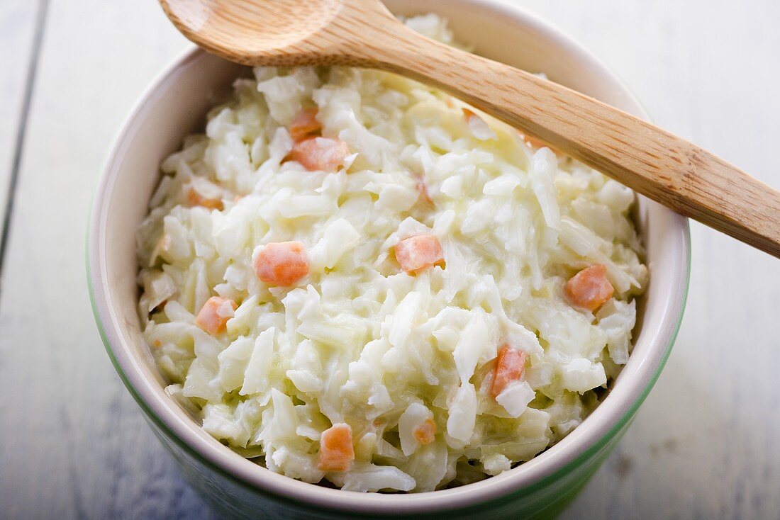 Coleslaw in Schale mit Holzlöffel