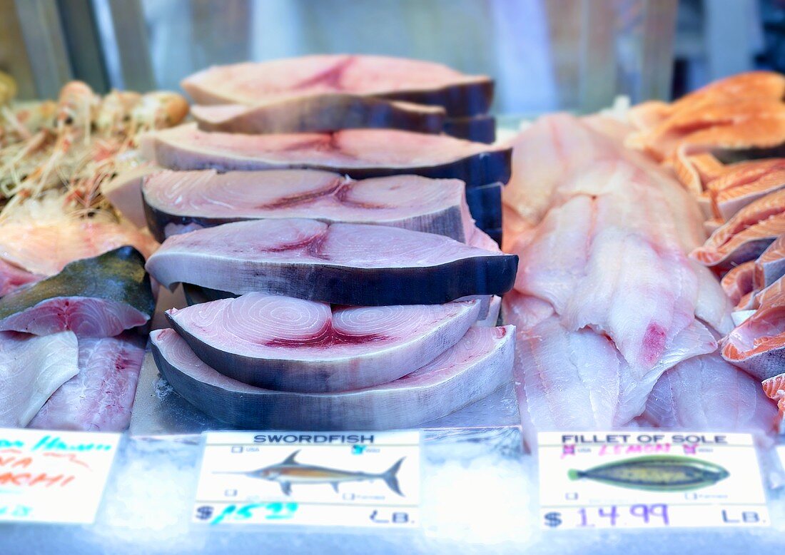 Schwertfischsteaks und Seezungenfilets auf einem Markt