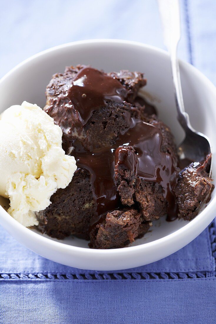 Schokoladen-Brot-Pudding mit Vanilleeis