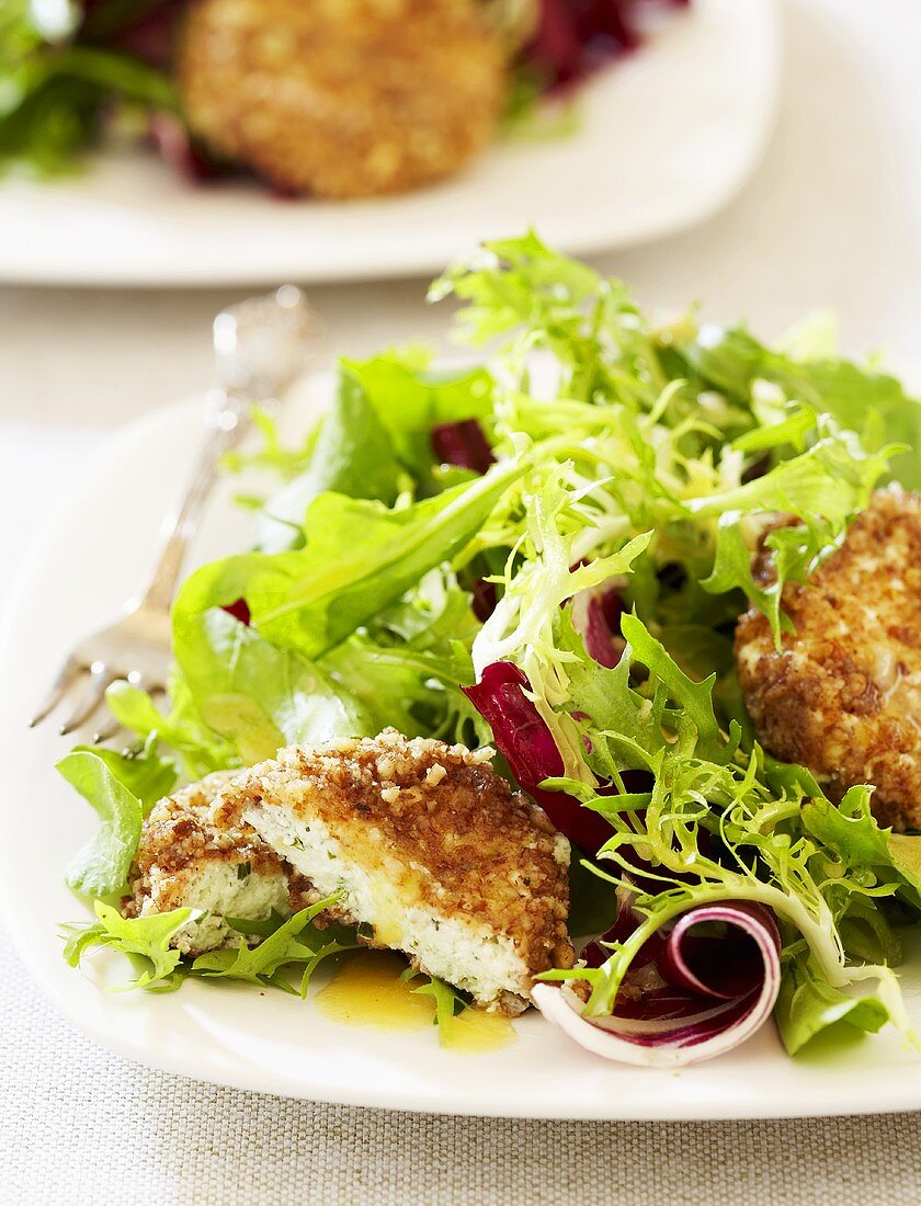 Blattsalat mit paniertem Ziegenkäse