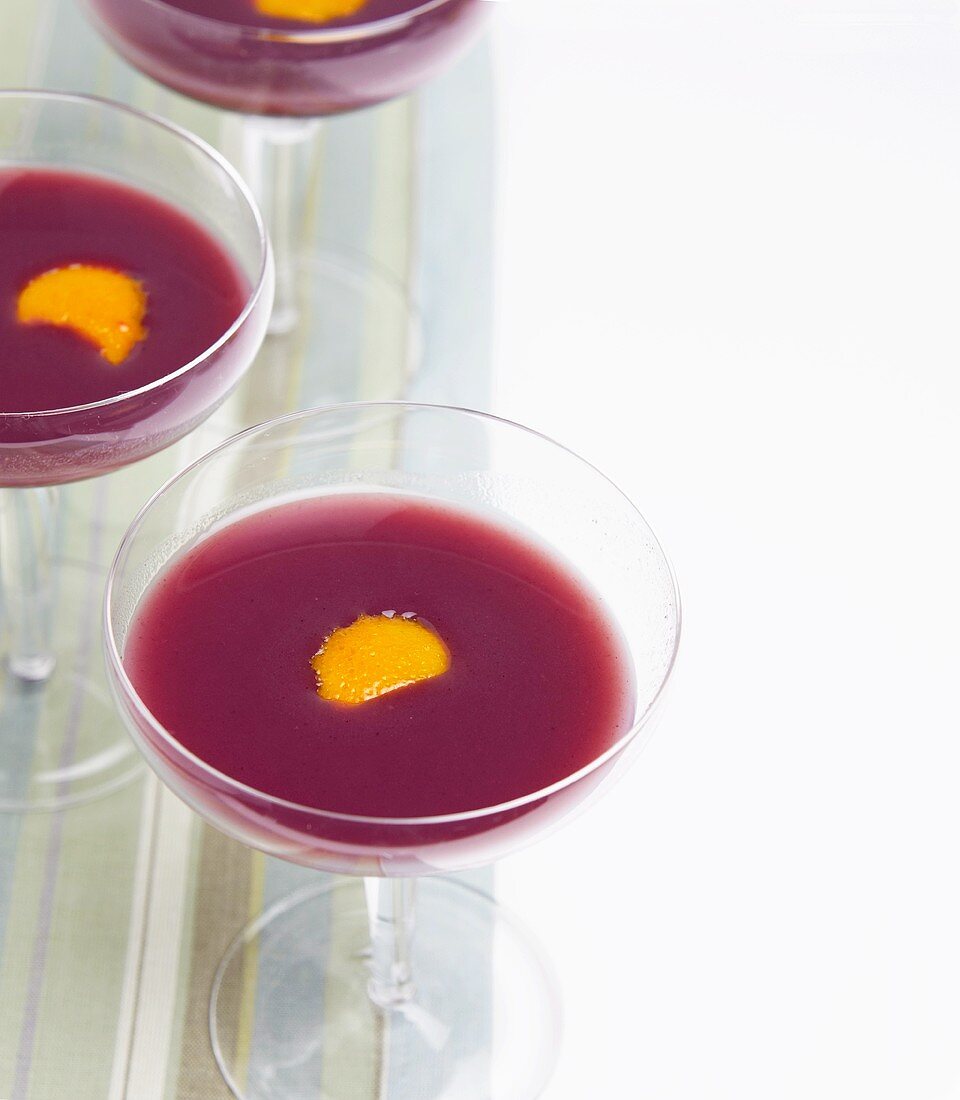 Purple Martinis mit Orangenschale