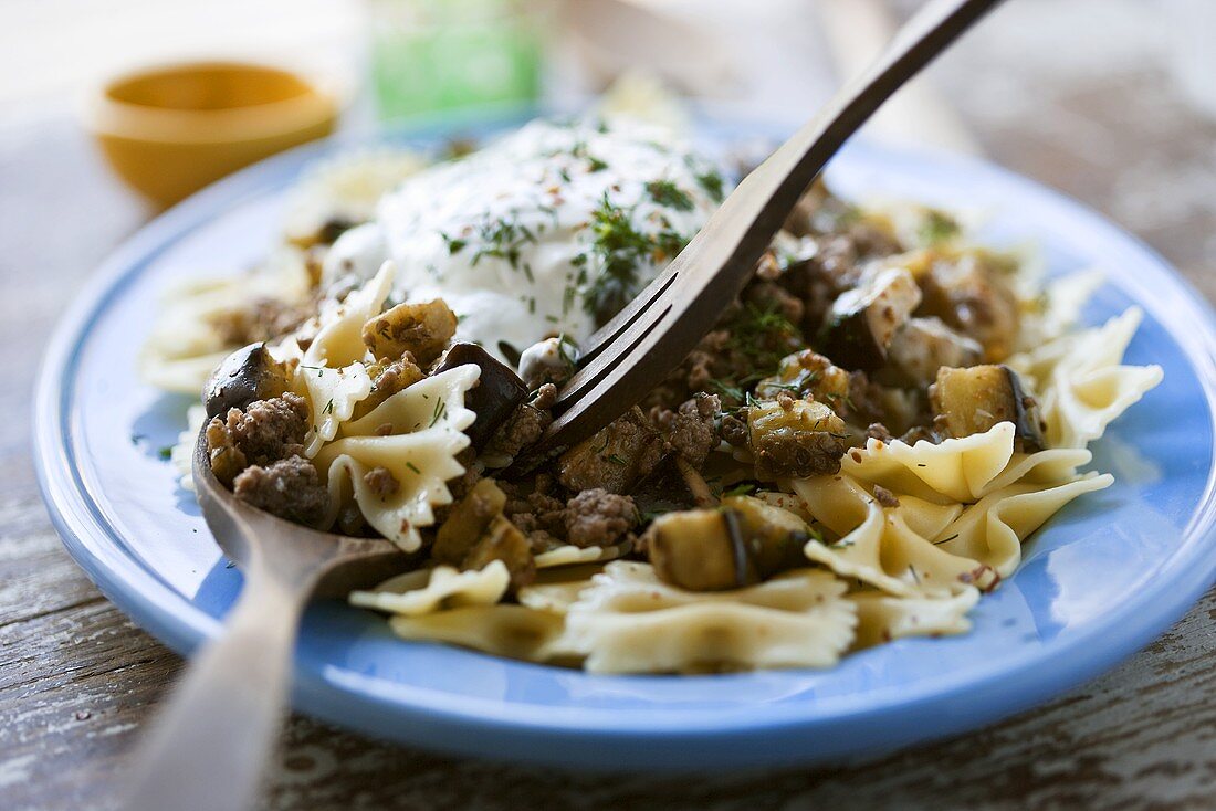 Farfalle mit Lammhackfleisch und Joghurtsauce