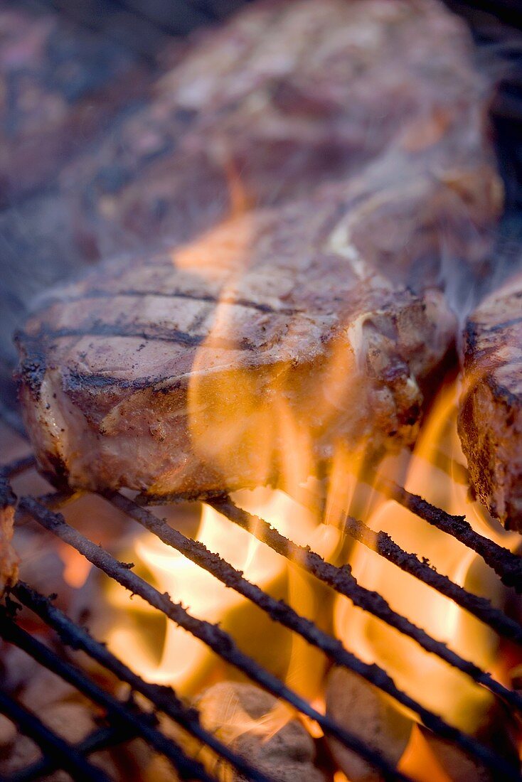 Schweinekoteletts auf Holzkohlengrill (Close Up)