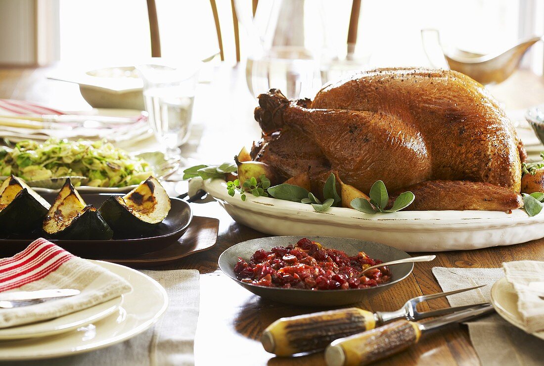Gebratener Truthahn mit Beilagen zu Thanksgiving (USA)