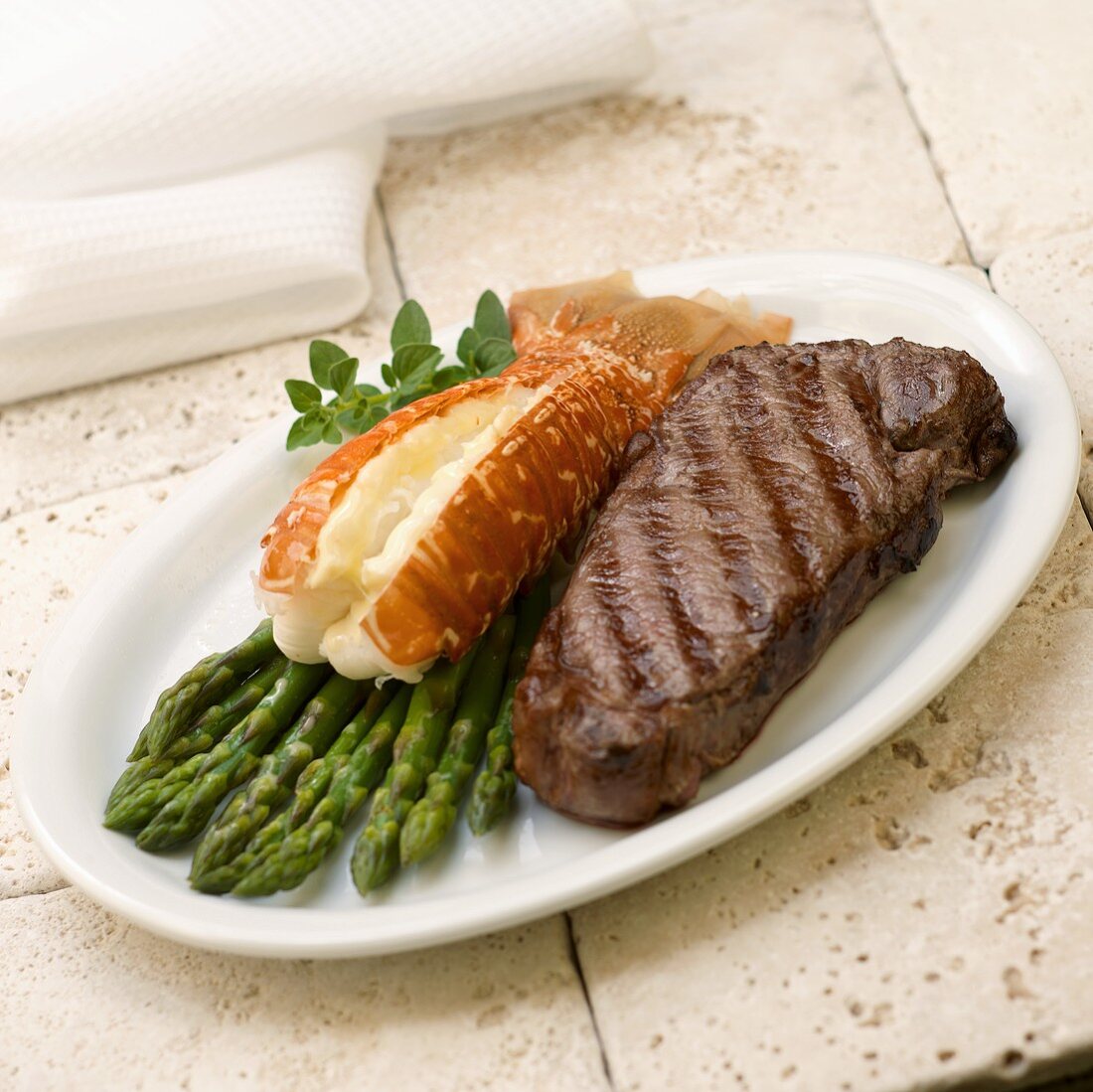 Gegrilltes New York Strip Steak, Hummerschwanz und Spargel