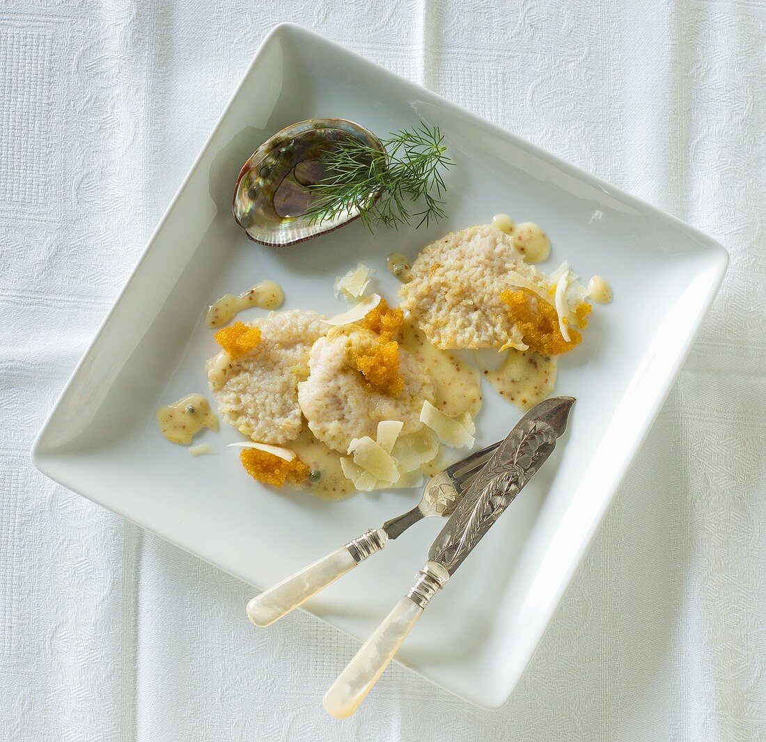 Abalone mit Kaviar und Käse (Draufsicht)