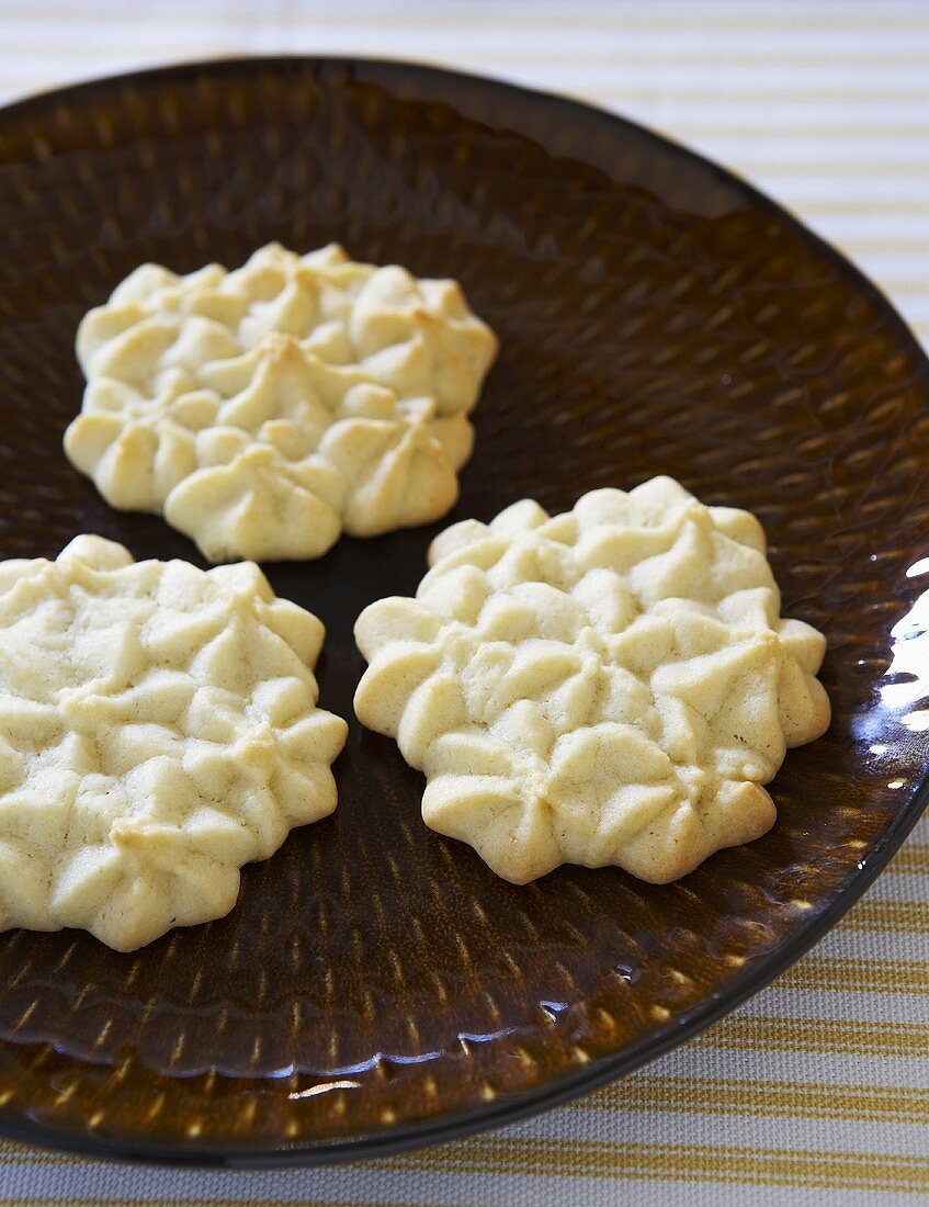 Drei Buttermilchplätzchen auf Teller