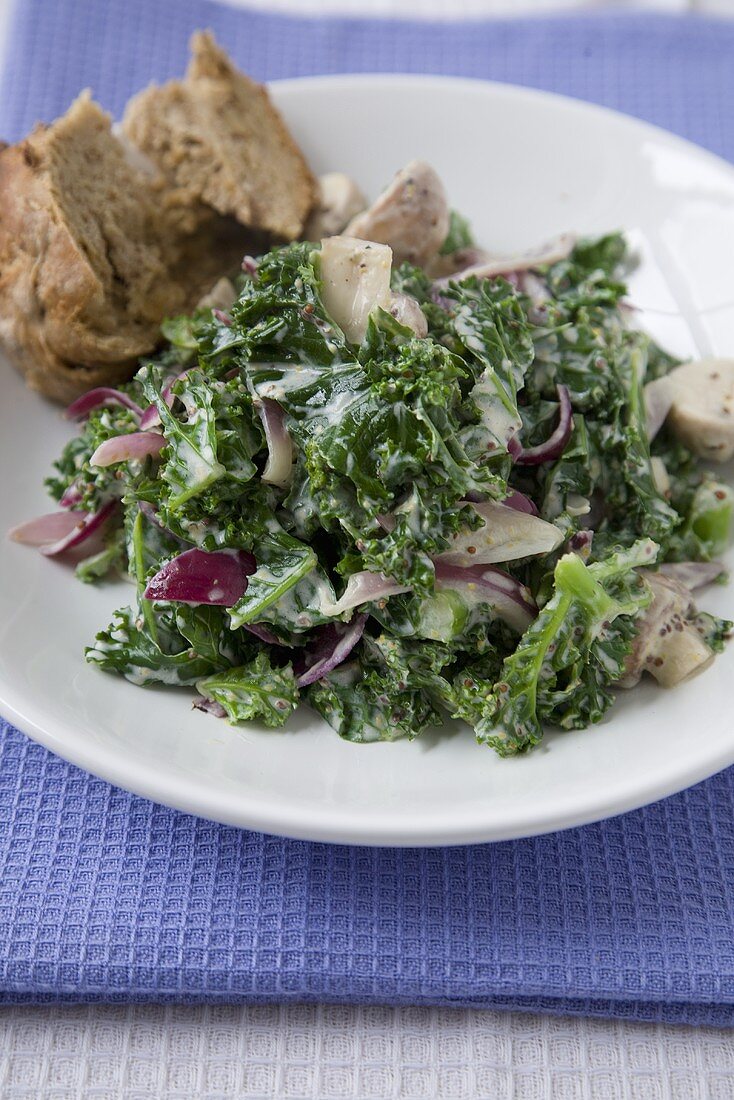 Grünkohl-Pilz-Salat mit Sahnedressing, Brot