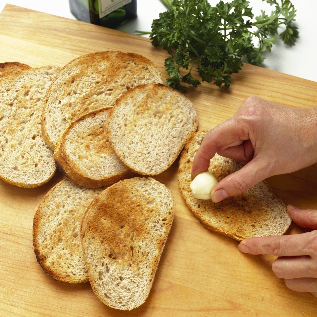 Getoastete Brote mit Knoblauch einreiben