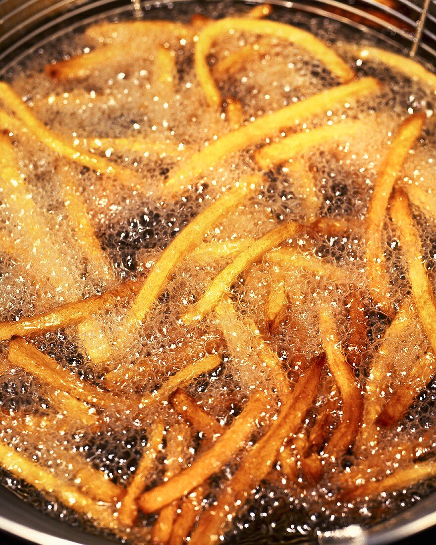 Pommes frites brutzeln im heißen Öl