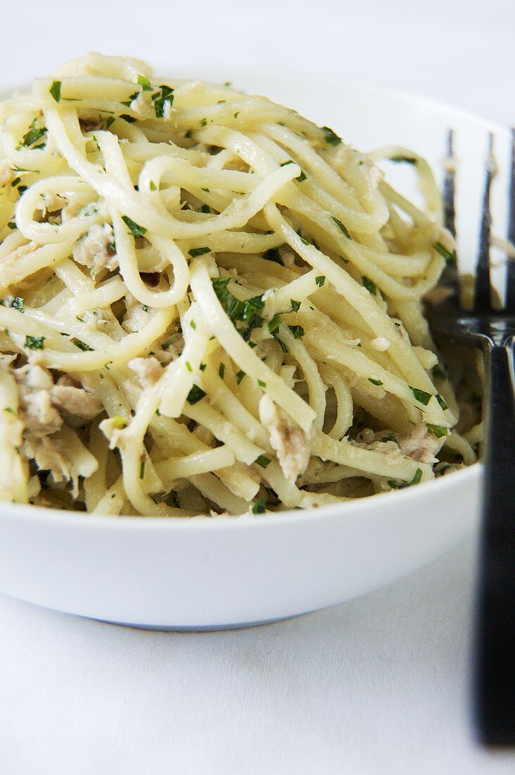 Spaghetti mit Thunfisch, Knoblauch und Petersilie