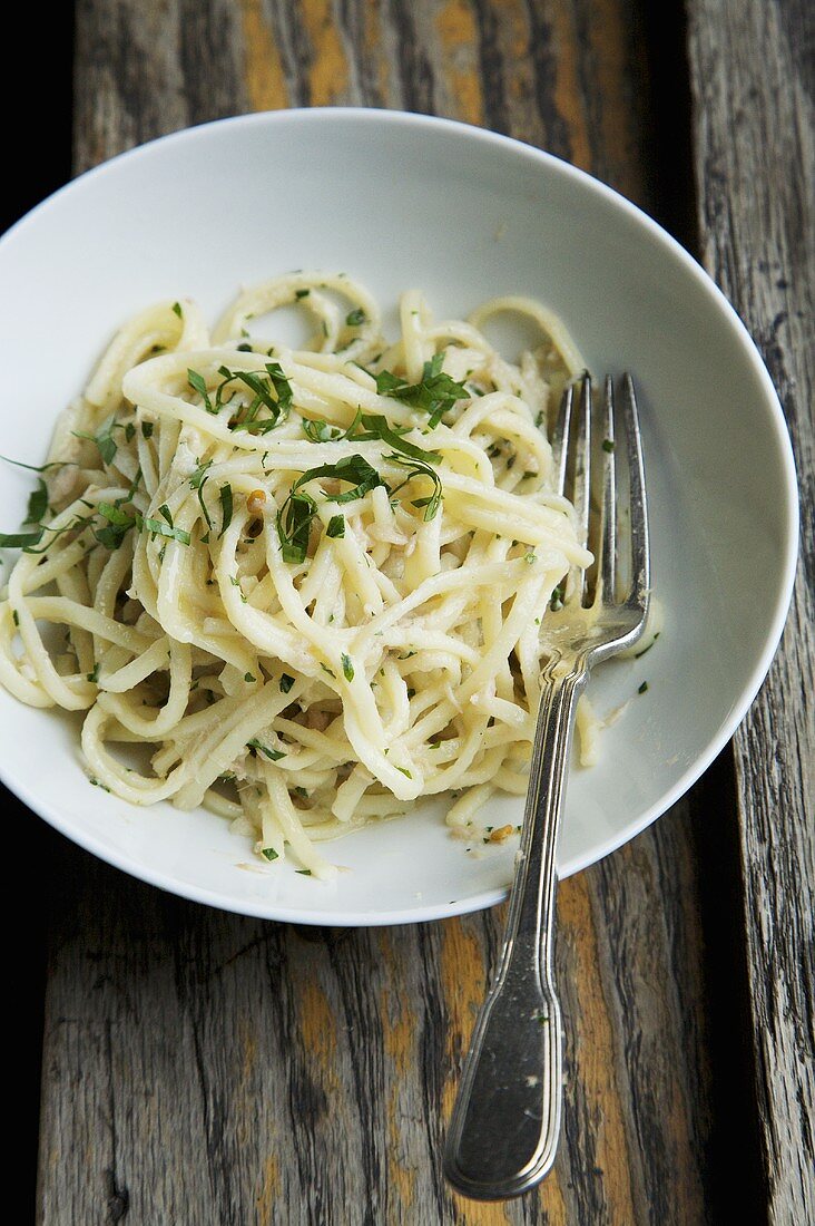 Spaghetti mit Thunfisch, Knoblauch und Petersilie