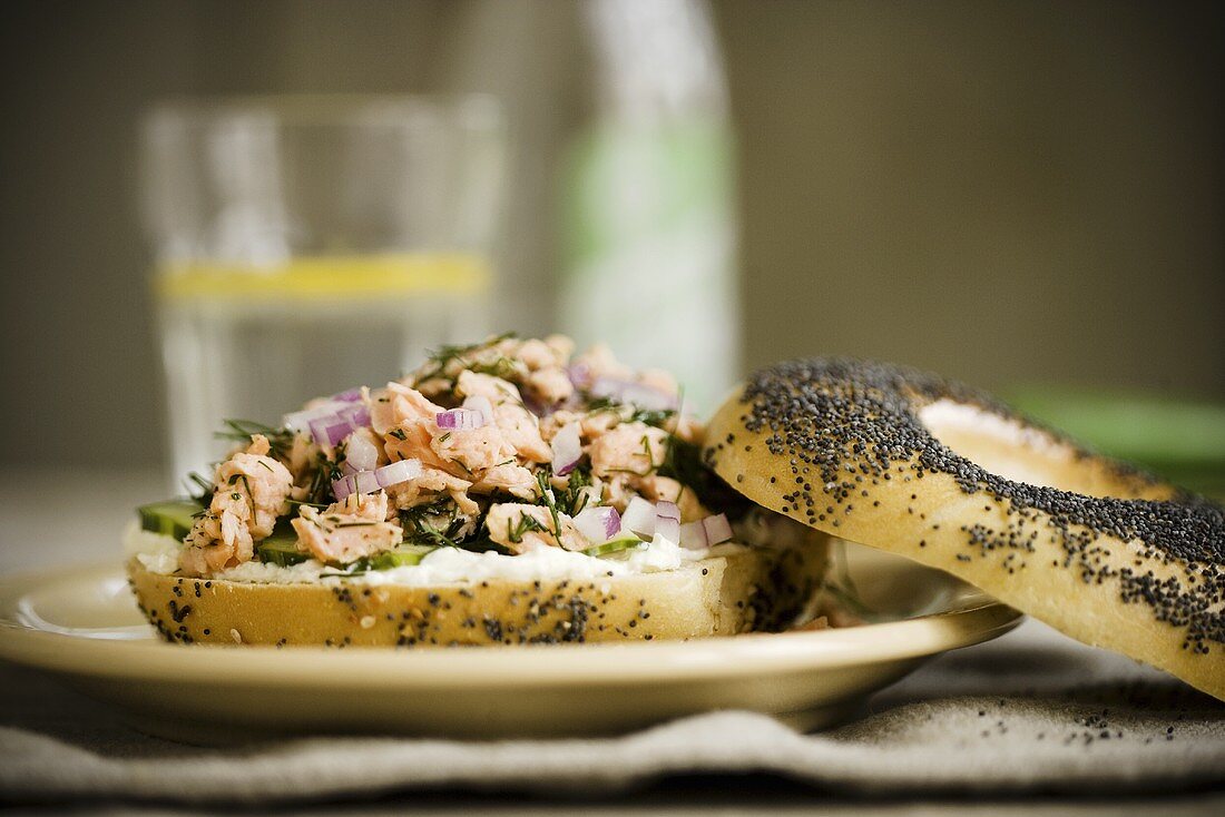 Mohnbagel mit Forellensalat