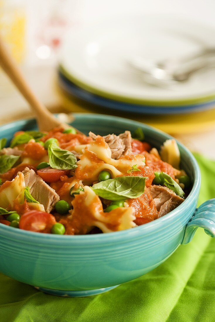 Farfalle mit Thunfisch, Tomaten, Erbsen und Basilikum