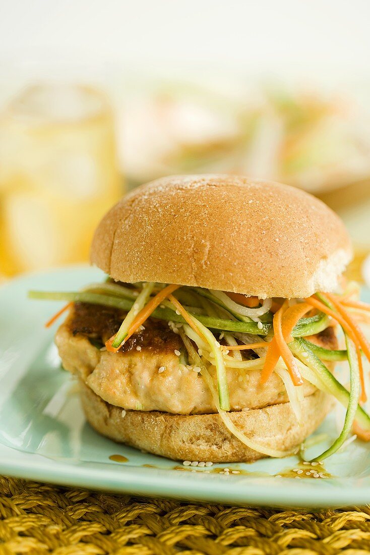 Lachsburger mit geraspeltem Gemüse