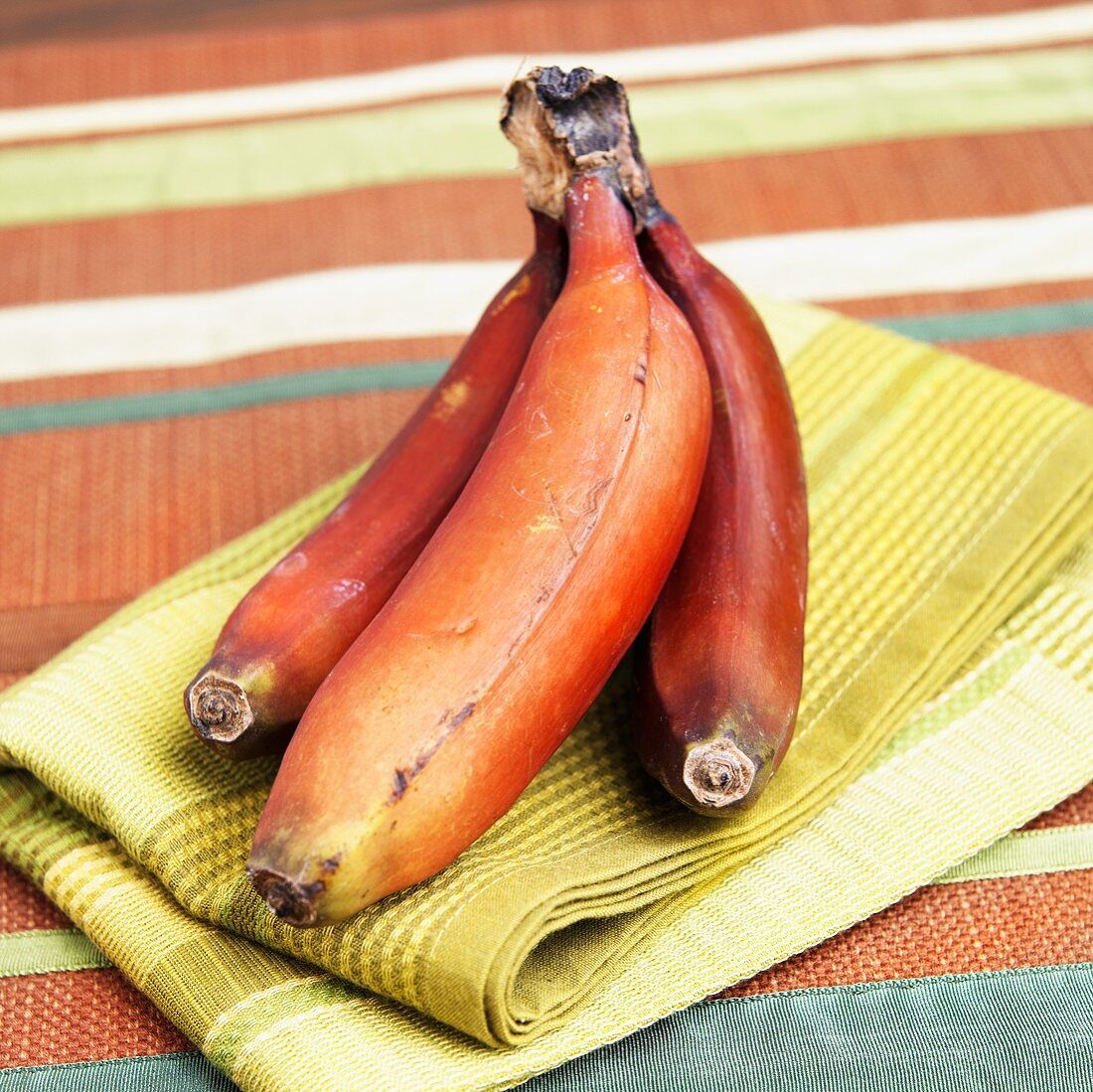 Rote Bananen auf Geschirrtuch