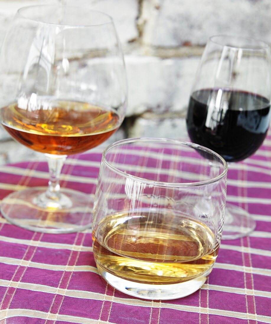 Portwein, Whiskey und Cognac in Gläsern
