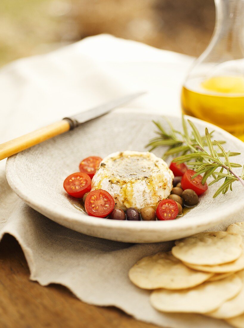 Ziegenkäse mit Tomaten, Oliven und Olivenöl