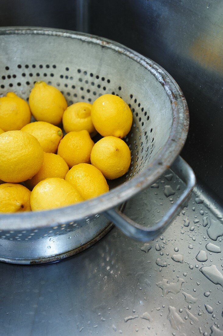 Frisch gewaschene Zitronen im Fussseiher