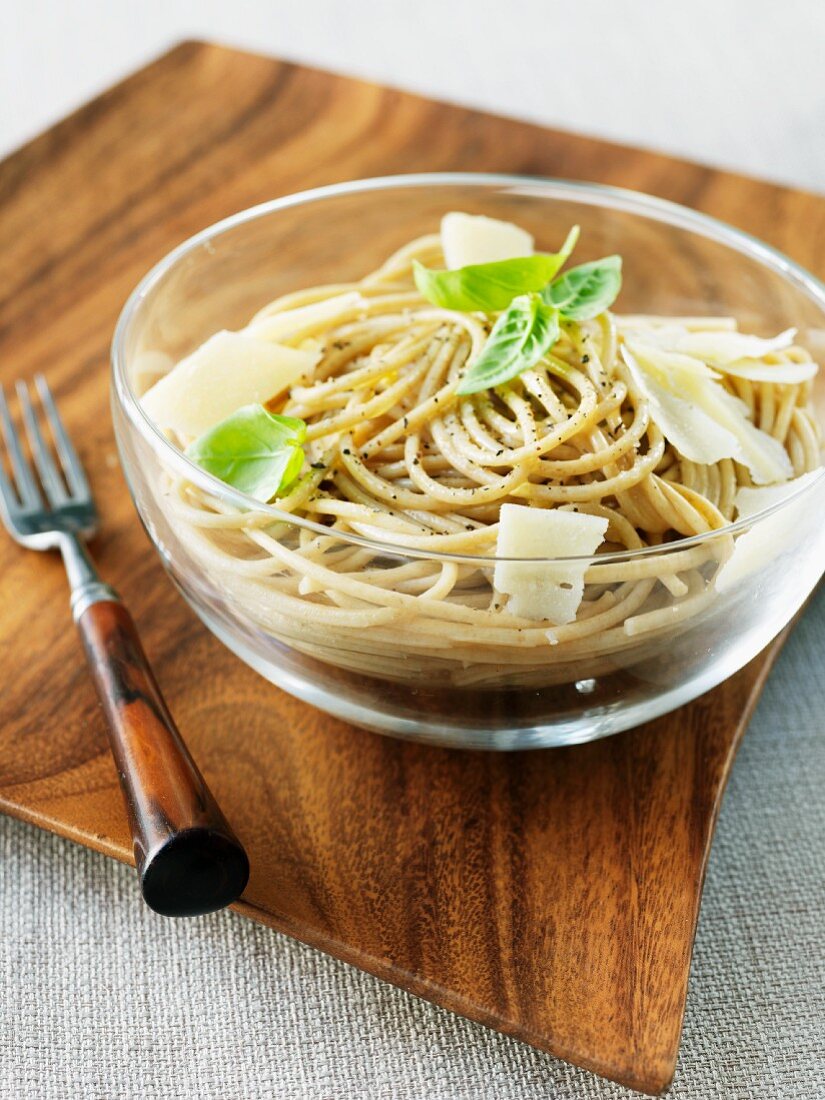 Vollkornspaghetti mit Olivenöl und Parmesan