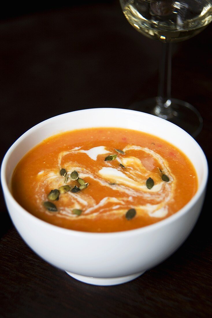 Tomaten-Linsen-Suppe mit Creme fraiche