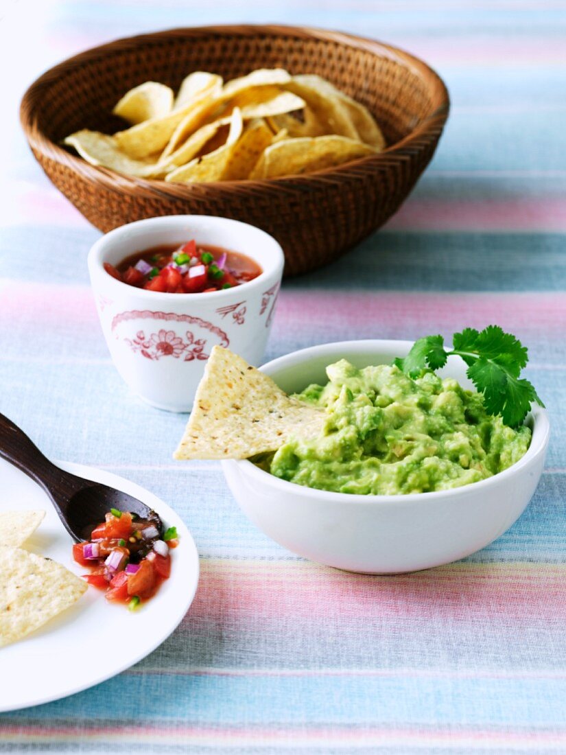 Guacamole mit Tortillachips und Salsa