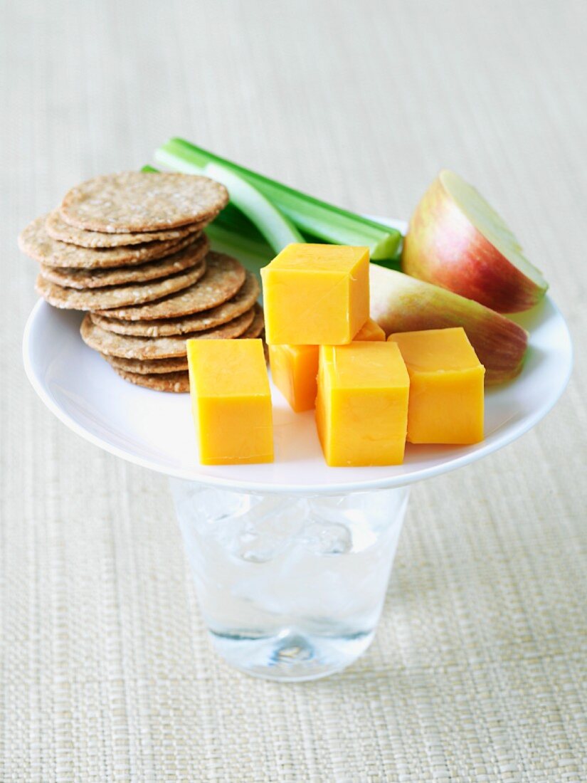 Kleiner Cheddar-Snack mit Brotchips, Apfel und Stangensellerie