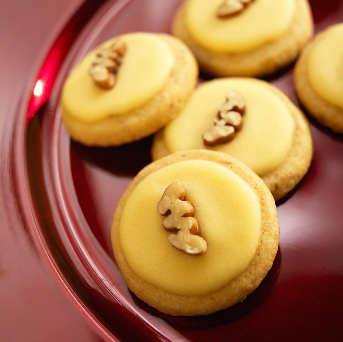 Butterplätzchen mit Glasur und Walnuss