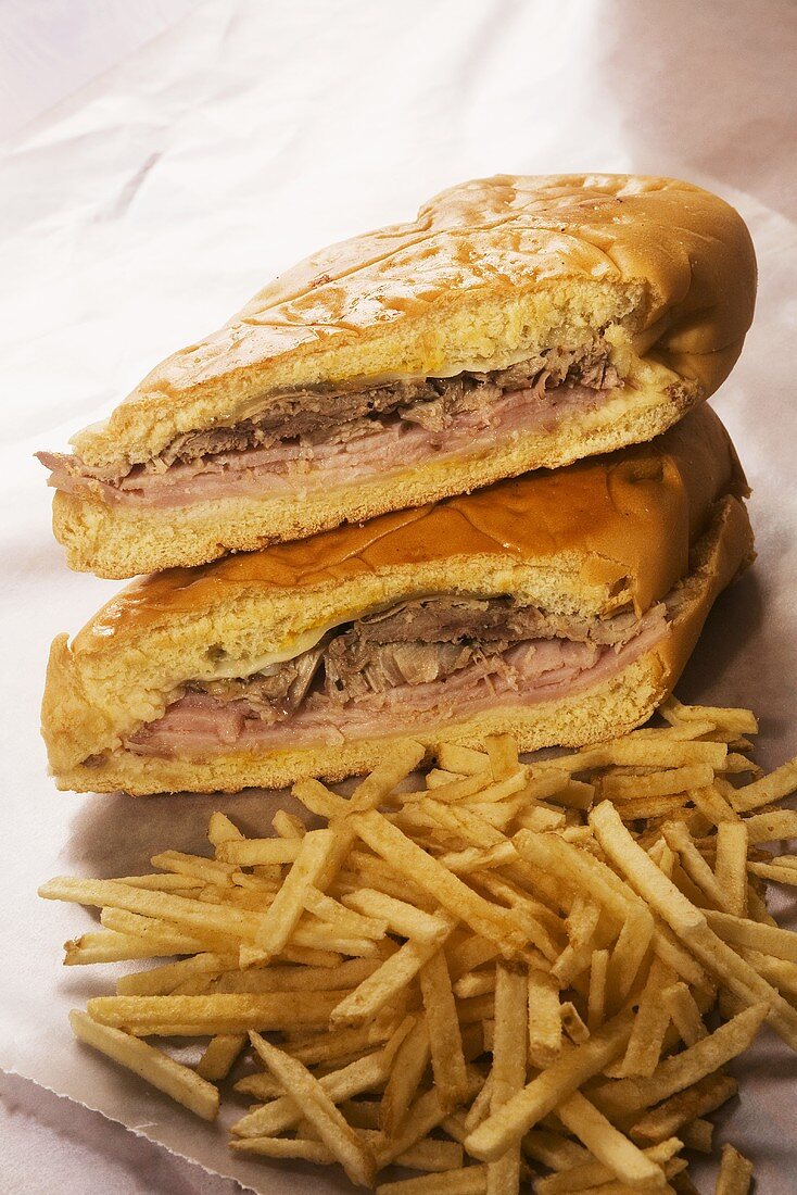 Kubanisches Mitternachts-Sandwich mit Schinken, Käse und Schweinebraten
