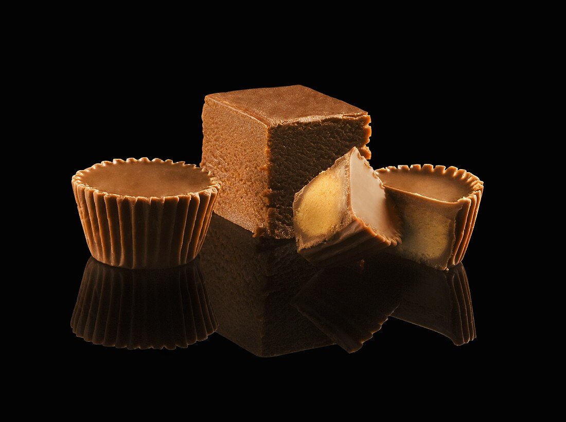 Erdnussbutterkonfekt und Schokoladenwürfel (Fudge)