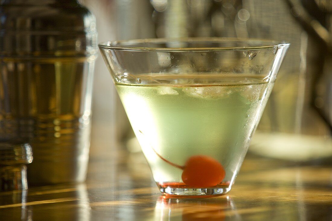 Apple Martini mit Cocktailkirsche
