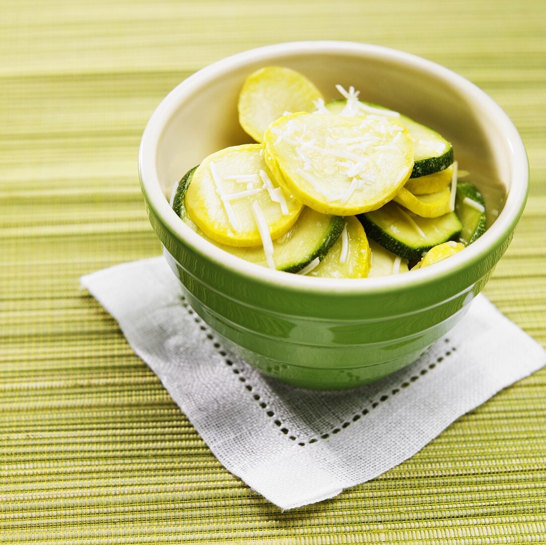 Zucchini mit geriebenem Parmesan