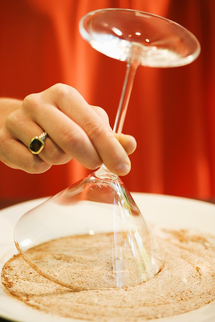 Rand eines Martiniglases in Zucker tauchen