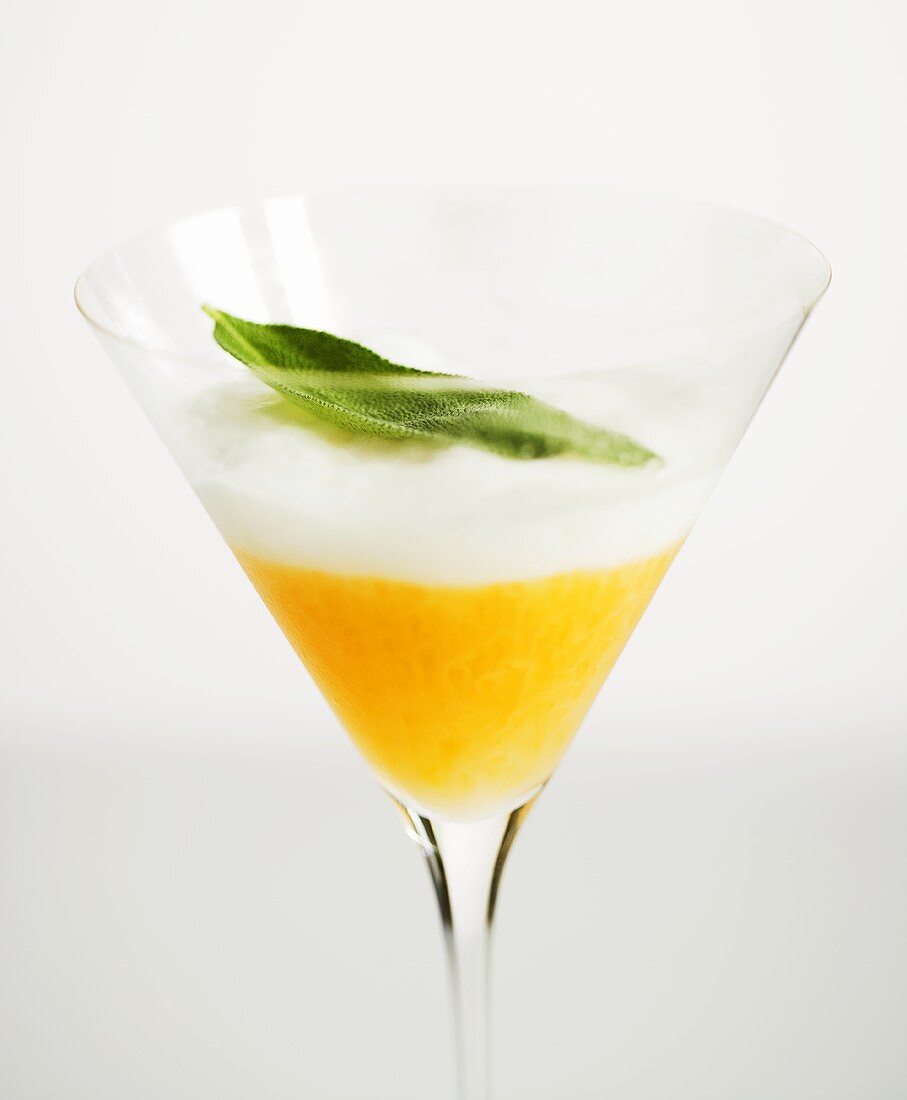 Cocktail mit Salbeiblatt