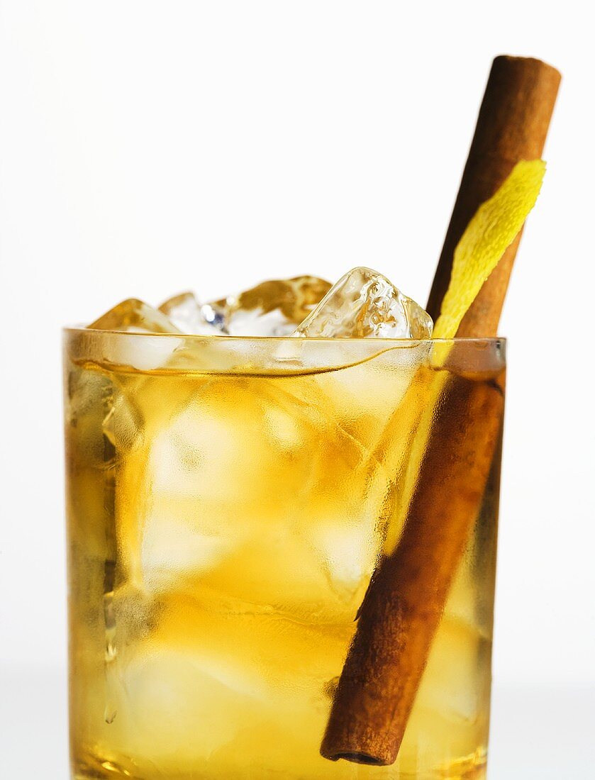 Whiskey Cocktail mit Zimtstange