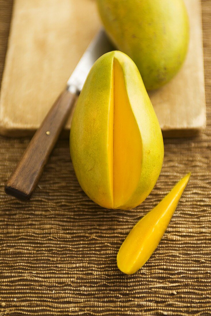 Mango, angeschnitten