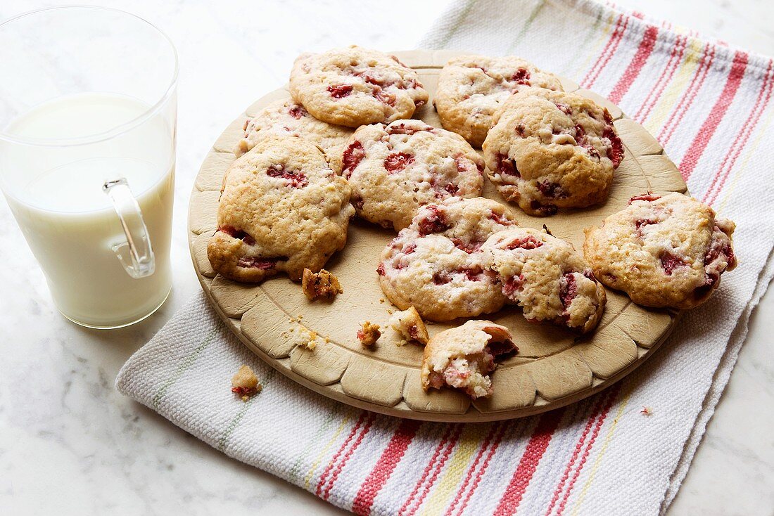 Strawberry Shortcake Cookies und Glas Milch (USA)