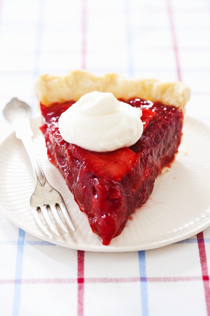 Stück Strawberry Pie (Erdbeerkuchen, USA) mit Sahne