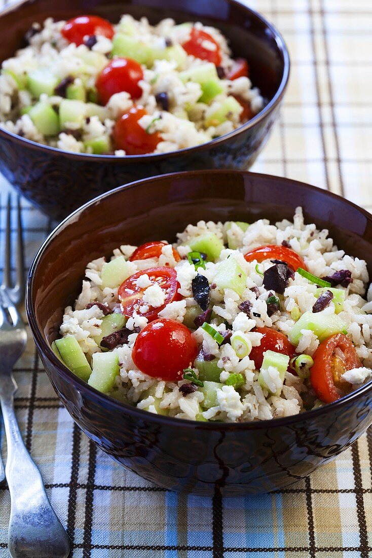 Griechischer Reissalat mit Tomaten, Gurken und Oliven