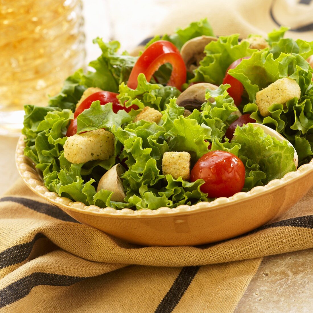 Blattsalat mit Tomaten, Champignons und Croûtons