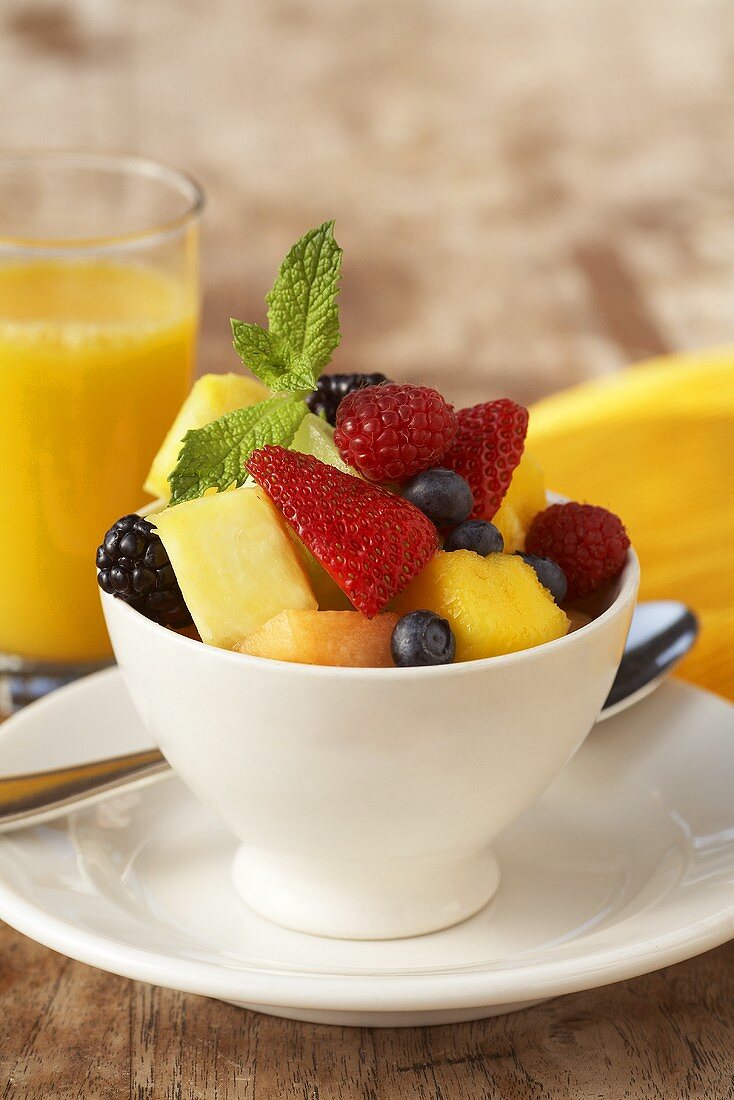 Obstsalat und Orangensaft zum Frühstück