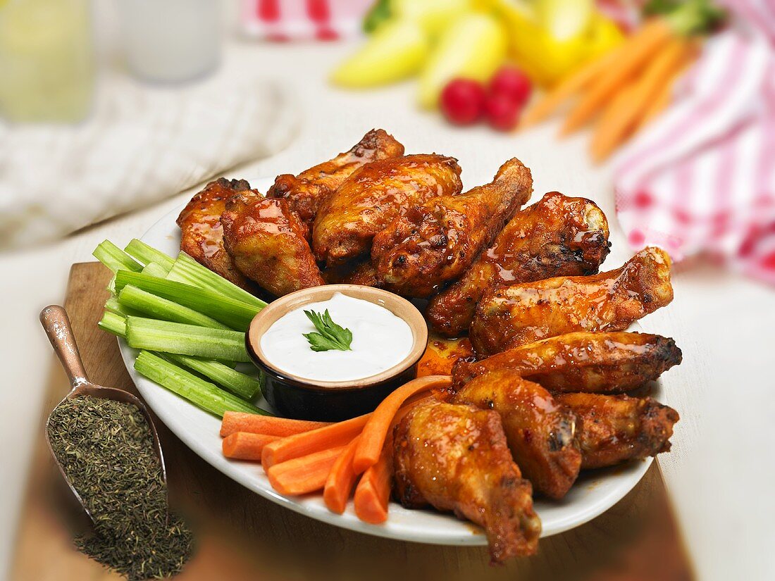 Buffalo Chicken Wings mit Gemüsesticks und Dip