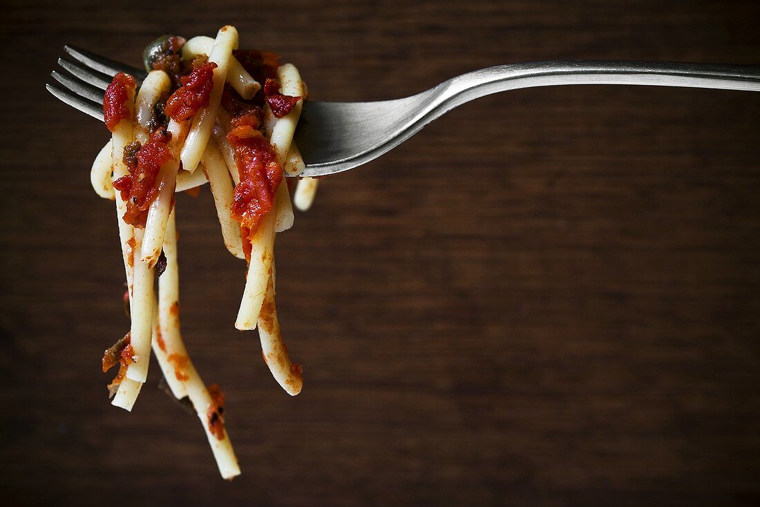 Spaghetti mit Tomatensauce auf Gabel